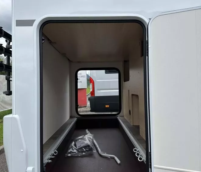 Compartiment de rangement ouvert d'un camping-car avec accessoires