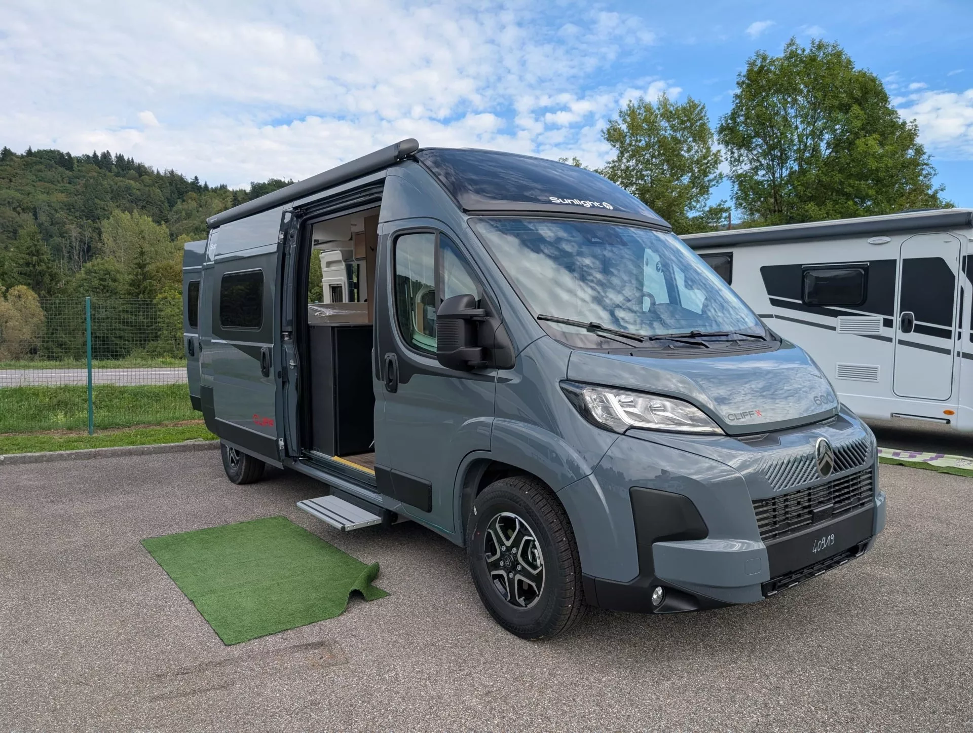 Sunlight cliff 600 x gris thunder performance grey 1