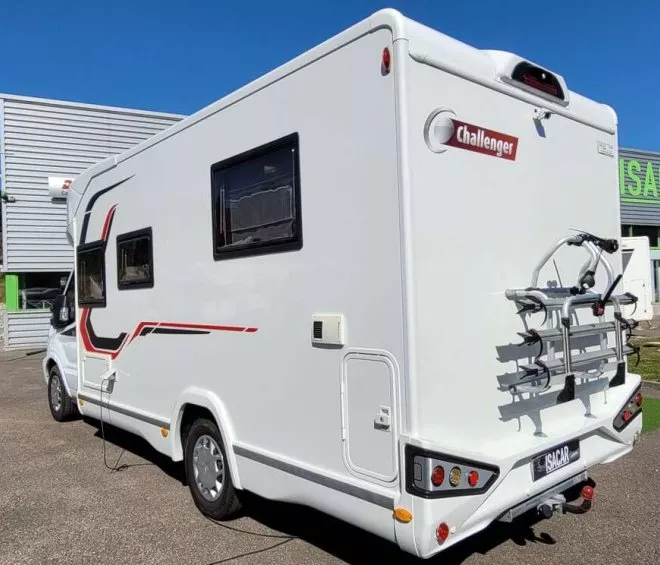 Camping-car Challenger stationné devant un magasin Isacar Loisirs