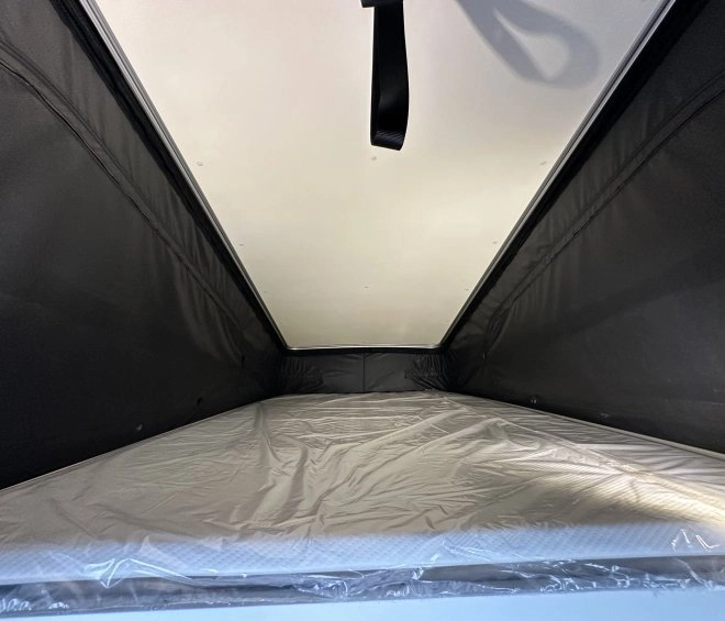 Intérieur d'une tente de toit avec matelas, espace de couchage compact