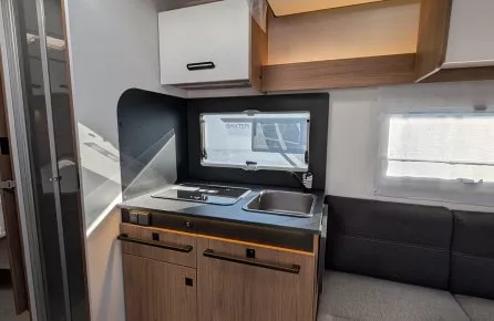 Intérieur moderne de cuisine de caravane avec évier et rangements en bois