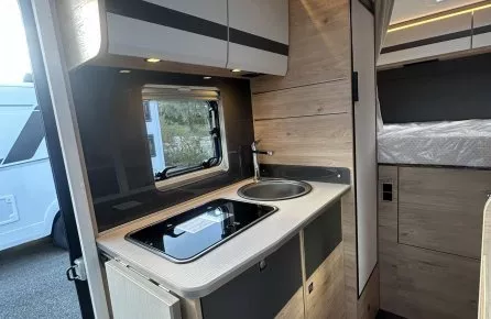 Intérieur moderne d'un camping-car avec cuisine équipée et éclairage LED