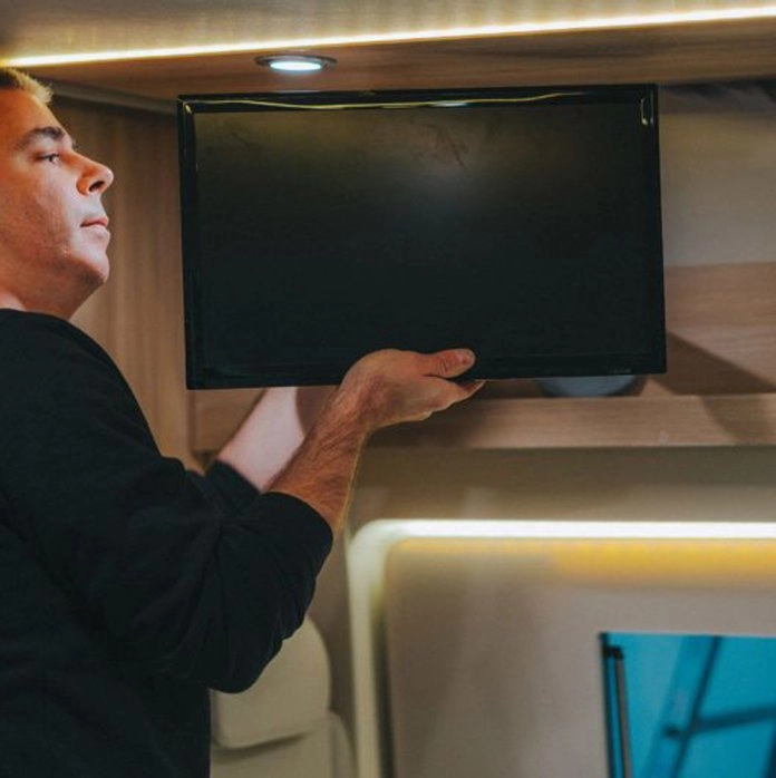 Installation d'un écran dans un espace intérieur moderne