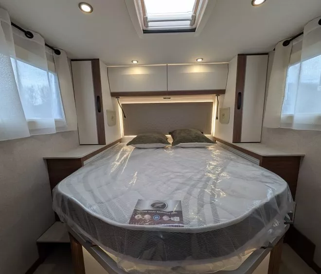 Intérieur d'une chambre de camping-car avec lit double et éclairage LED