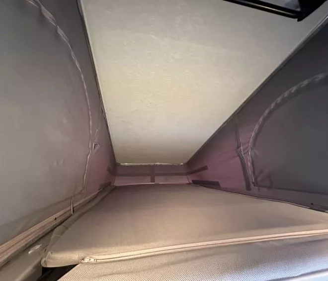 Intérieur d'une tente de toit pour véhicule, espace de couchage replié