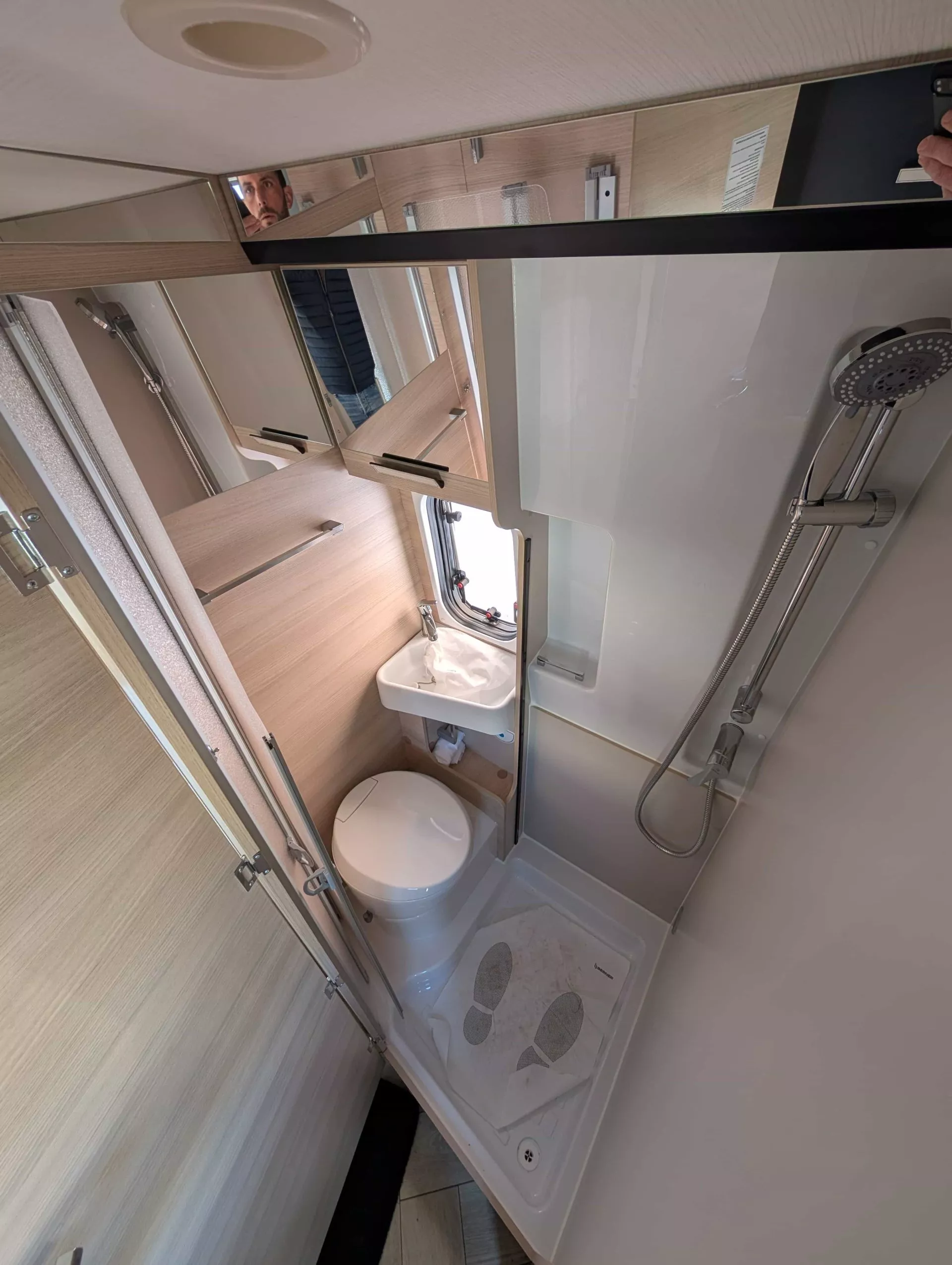 V114m sport salle de bain