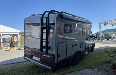 Camping-car Dethleffs stationné lors d'un événement en plein air, ciel dégagé