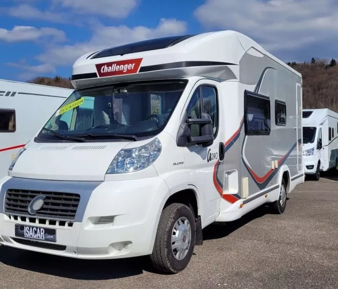 Camping-car Challenger stationné sur un parking avec d'autres véhicules similaires