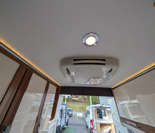 Intérieur d'un camping-car avec éclairage LED et climatiseur au plafond
