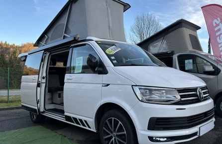 Van aménagé blanc avec toit relevable en exposition extérieure