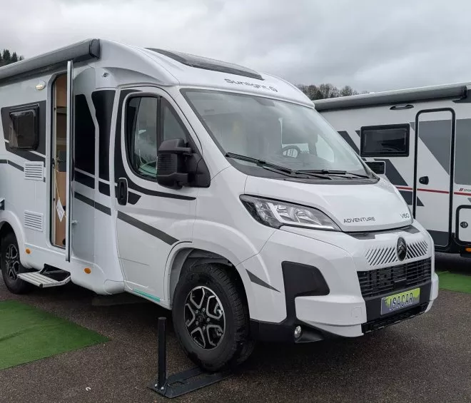 Camping-car blanc Sunlight T68 stationné sur un parking