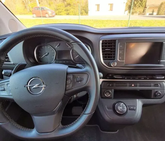 Tableau de bord d'un véhicule Opel avec volant et écran tactile