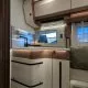 Cuisine moderne d'un camping-car avec évier et rangements intégrés