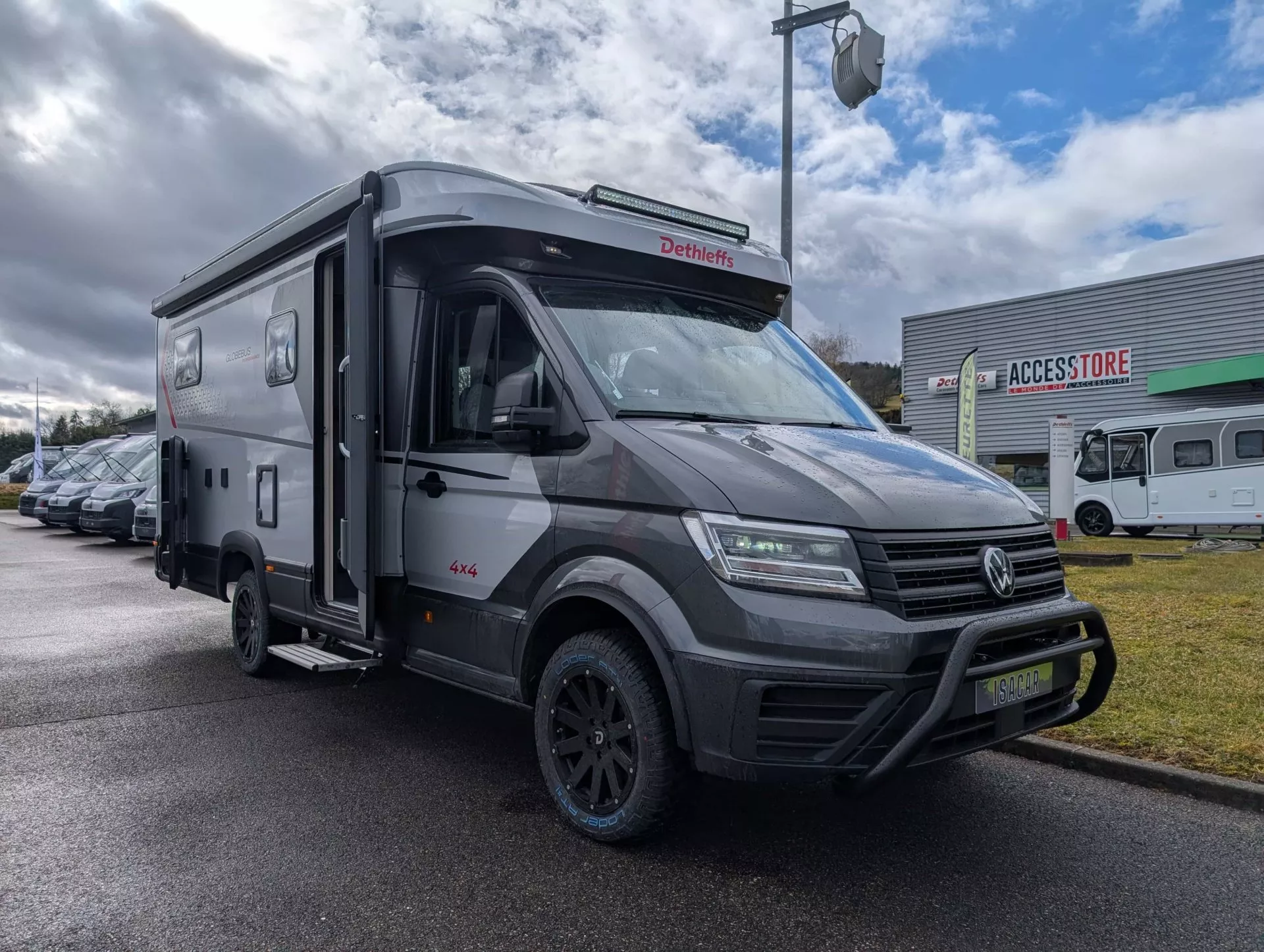 Camping-car Dethleffs 4x4 sur un parking devant un magasin Accesstore