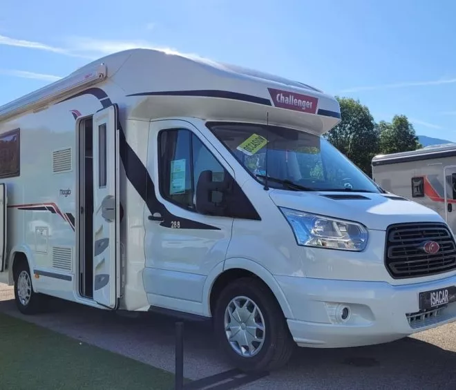 Camping-car Challenger blanc stationné en extérieur