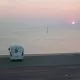 Camping-car stationné face à un coucher de soleil sur la mer