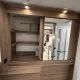 Intérieur d'un camping-car avec placard en bois et douche visible