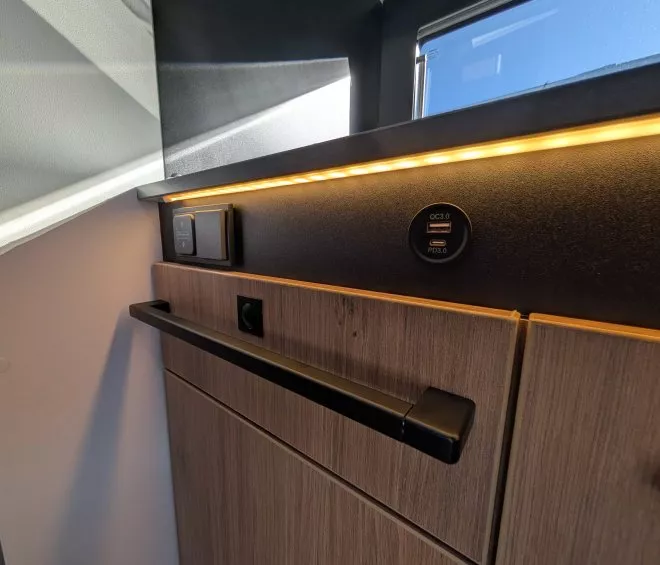 Intérieur moderne avec prises USB et éclairage LED intégré