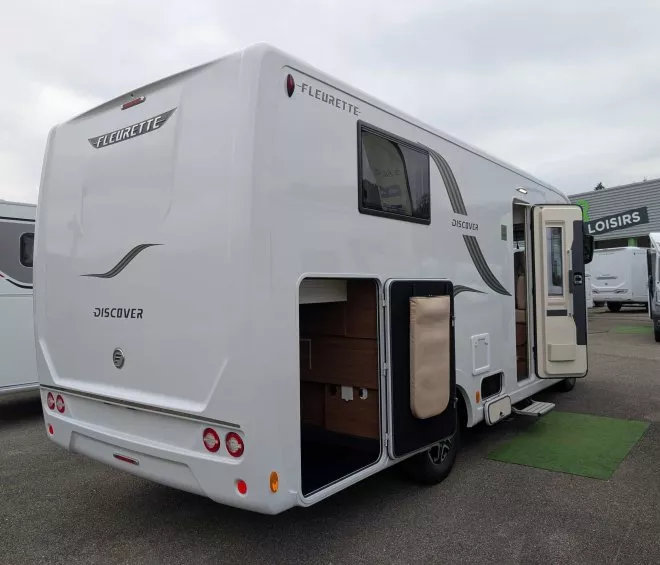 Camping-car Fleurette Discover stationné sur un parking.