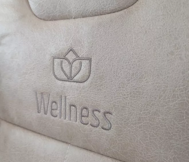 Dossier de siège beige avec logo et texte 