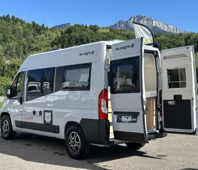 Camping-car Sunlight Cliff stationné devant un paysage montagneux