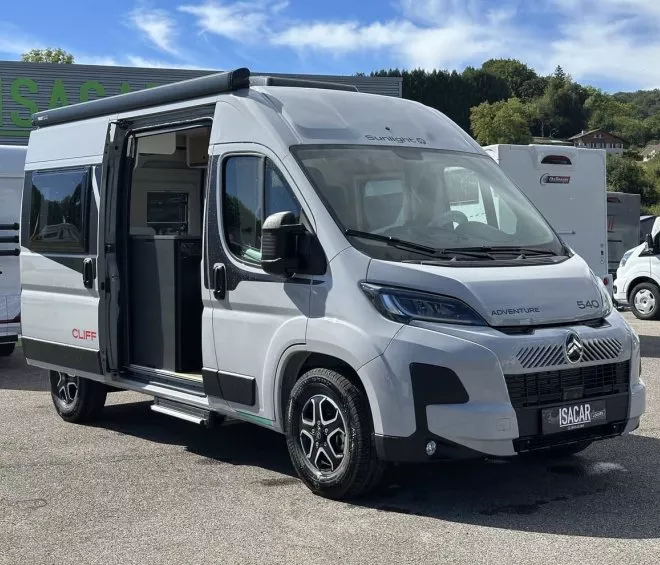 Fourgon aménagé Sunlight Cliff 540 stationné sur un parking