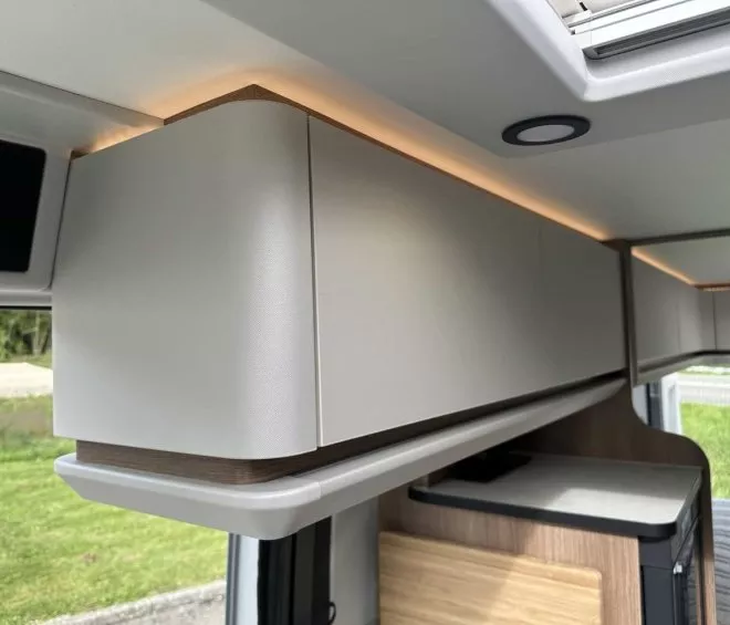 Intérieur d'un camping-car avec placards modernes et éclairage LED