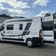 Camping-car Challenger V114L stationné devant un magasin Access Store