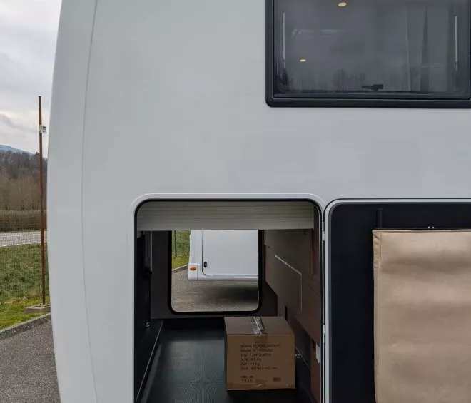 Compartiment de rangement d'un camping-car Fleurette avec carton à l'intérieur