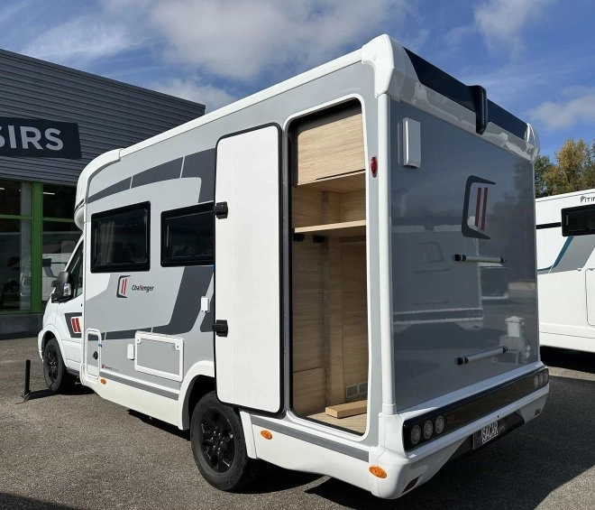 Camping-car Challenger stationné devant un bâtiment commercial