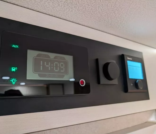 Panneau de contrôle numérique avec affichage de l'heure et température intérieure et extérieure