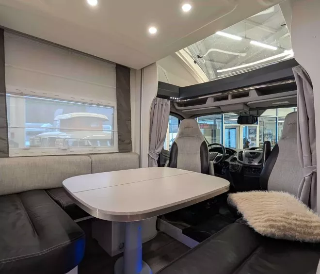 Intérieur d'un camping-car avec table et sièges confortables