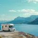 Camping-car stationné au bord d'une falaise avec vue sur la mer et montagnes