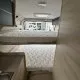 Intérieur d'un camping-car avec lits superposés et kitchenette en bois clair