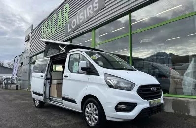 Camping-car blanc devant le magasin Isacar Loisirs