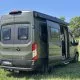 Camping-car Sunlight Cliff 4x4 stationné dans un champ verdoyant sous un ciel bleu