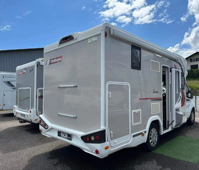 Camping-cars stationnés sur un parking sous un ciel bleu
