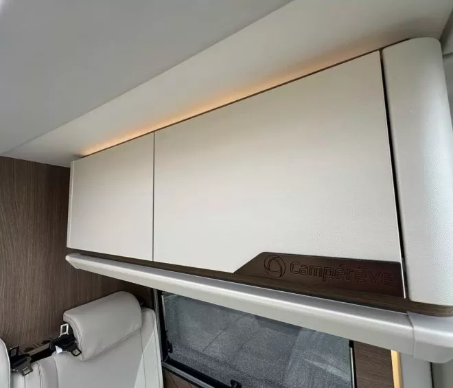 Placard intérieur de camping-car Campérêve avec finition bois et cuir beige.