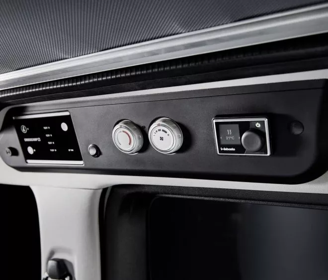 Panneau de contrôle de climatisation dans un véhicule avec boutons et écran digital Webasto.