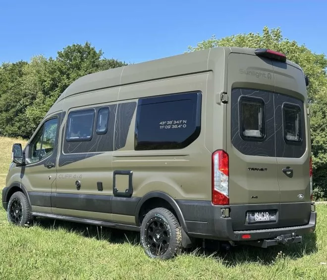 Fourgon aménagé Sunlight Cliff 4x4 stationné dans un champ verdoyant