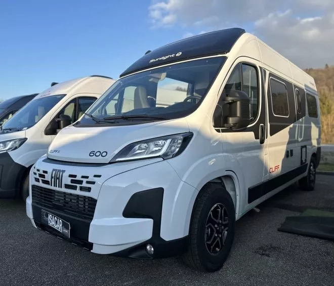 Camping-car Fiat Sunlight Cliff 600 stationné en extérieur