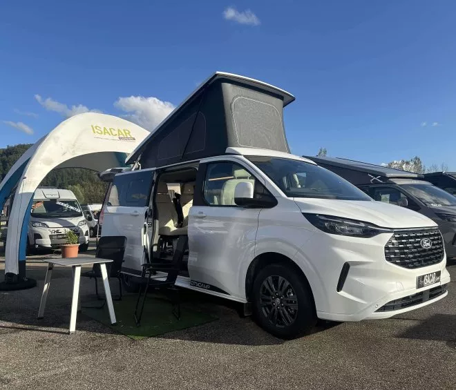 Camping-car Ford blanc exposé chez Isacar sous un ciel bleu