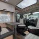 Intérieur d'un camping-car moderne avec sièges et table pliante