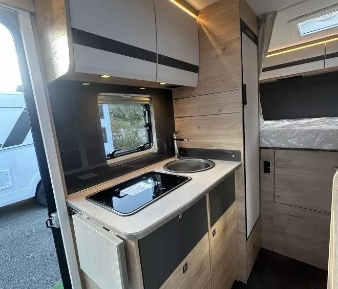 Intérieur moderne d'un camping-car avec cuisine équipée et éclairage LED