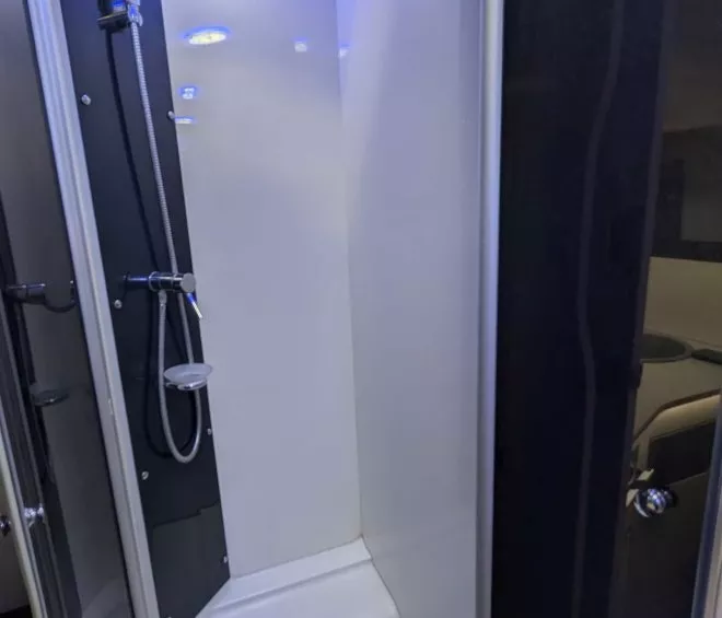 Douche moderne avec éclairage LED bleu et pommeau de douche chromé