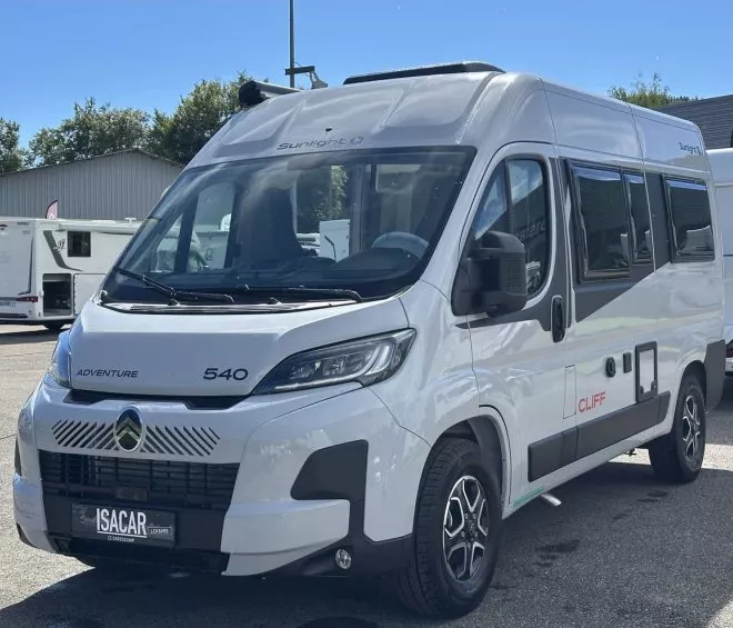 Camping-car Sunlight Cliff 540 stationné sur un parking