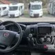 Tableau de bord d'un camping-car Fiat avec vue sur d'autres véhicules stationnés