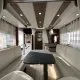 Intérieur spacieux et moderne d'un camping-car avec salon et cuisine équipée.