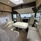 Intérieur d'un camping-car moderne avec sièges en cuir et table pliante