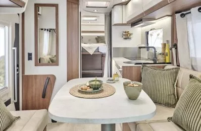 Intérieur moderne de camping-car avec cuisine et coin repas.